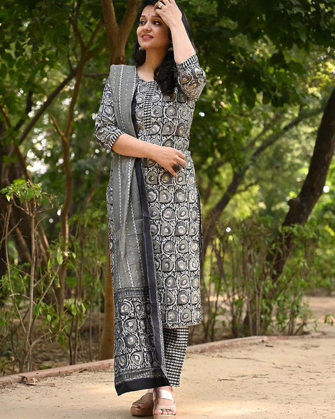 Women Floral Printed Straight Kurta and Pant Set with Dupatta, Salwar Kameez VitansEthnics