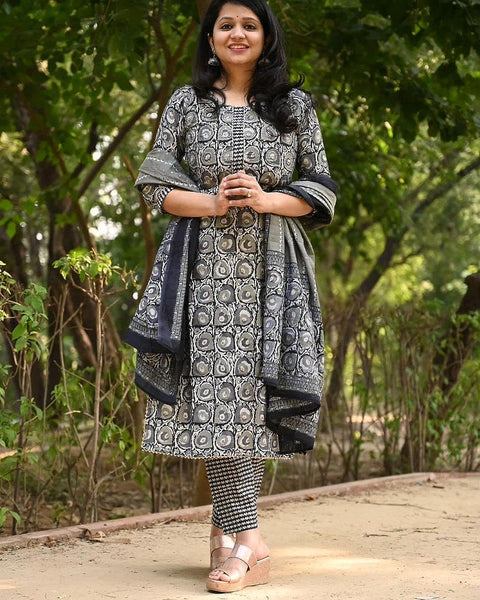 Women Floral Printed Straight Kurta and Pant Set with Dupatta, Salwar Kameez VitansEthnics